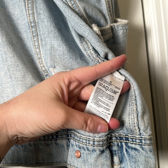 Light Wash Distressed Denim Old Navy Casual Cotton Denim Jean Jacket Size Medium - Picture 4 of 7